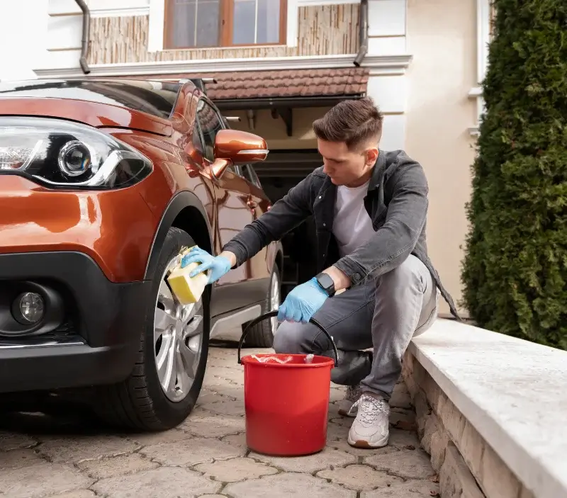 Lavage auto à domicile Saint-Julien-du-Verdon : professionnel intervenant sur un véhicule